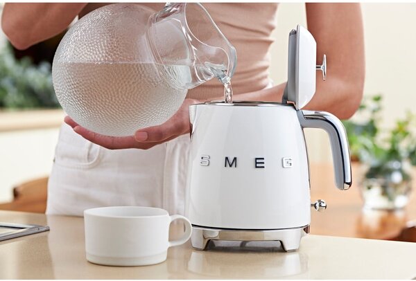 Bílá rychlovarná konvice z nerezové oceli 800 ml Retro Style – SMEG