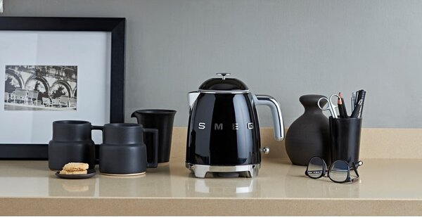 Černá rychlovarná konvice z nerezové oceli 800 ml Retro Style – SMEG