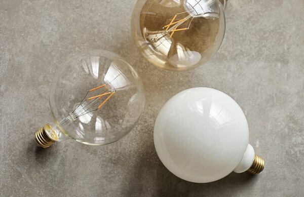 -25 % Dny MOMENTI– Bolia Zlatá stmívatelná LED žárovka Globe E27 2W