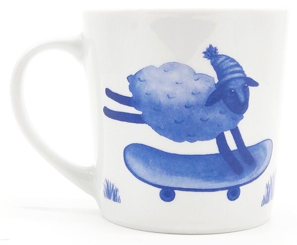 Porcelánový hrnek Ateliér Dorda Pozór, jedu!, bílý, český porcelán, autorská ilustrace beránka, 500 ml