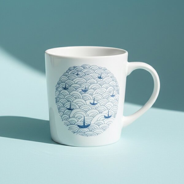 Porcelánový hrnek Ateliér Dorda Loďky na vlnách, modro-bílý, autorský design, 500 ml