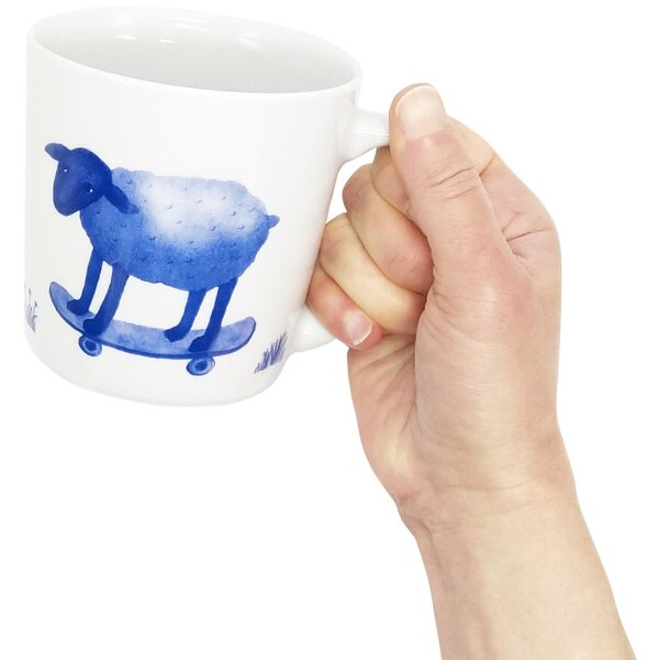 Porcelánový hrnek Ateliér Dorda Pozór, jedu!, bílý, český porcelán, autorská ilustrace beránka, 500 ml