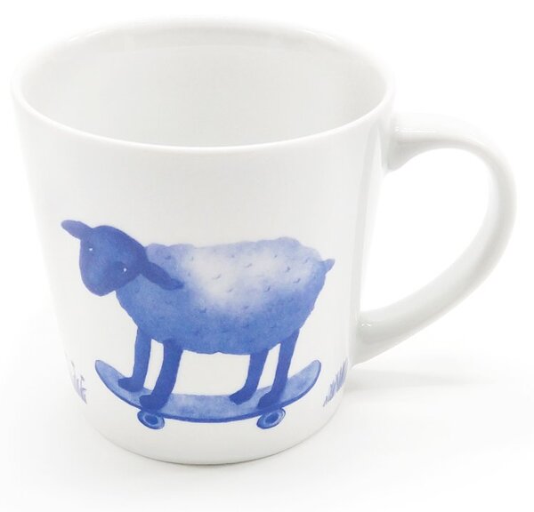 Porcelánový hrnek Ateliér Dorda Pozór, jedu!, bílý, český porcelán, autorská ilustrace beránka, 500 ml
