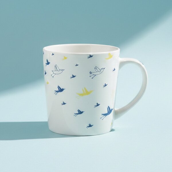 Porcelánový hrnek Ateliér Dorda Poslové dobrých zpráv, bílý, český porcelán, autorská ilustrace, 500 ml