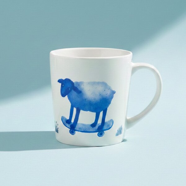 Porcelánový hrnek Ateliér Dorda Pozór, jedu!, bílý, český porcelán, autorská ilustrace beránka, 500 ml