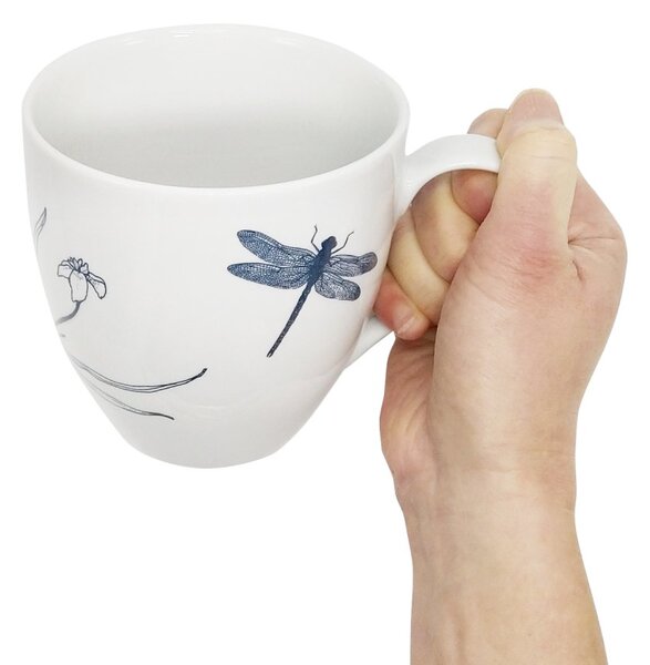 Porcelánový hrnek Ateliér Dorda Vážka z japonské zahrady, bílý, česká ilustrace, maxi, 670 ml