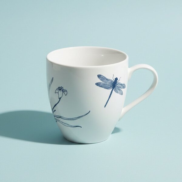 Porcelánový hrnek Ateliér Dorda Vážka z japonské zahrady, bílý, česká ilustrace, maxi, 670 ml