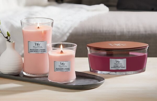 WoodWick Střední vonná svíčka Woodwick, Pressend Blooms & Patchouli