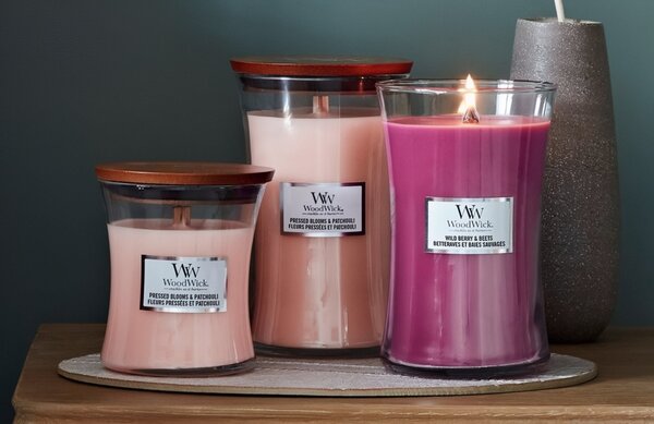 WoodWick Střední vonná svíčka Woodwick, Pressend Blooms & Patchouli