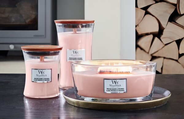 WoodWick Střední vonná svíčka Woodwick, Pressend Blooms & Patchouli