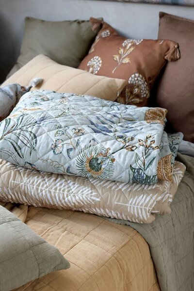 Béžový prošívaný bavlněný přehoz s tropickými listy Aix Quilt - 130*180 cm - Chic Antique