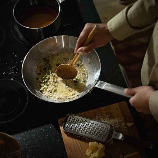 Fiskars Nerezová pánev wok Norden Steel 28cm