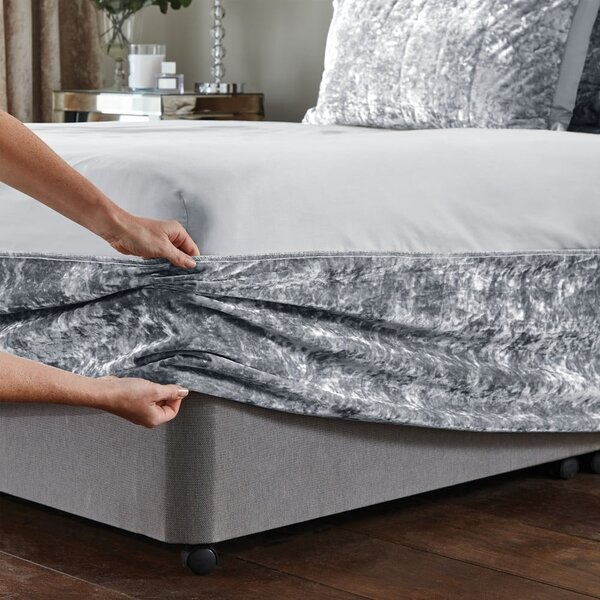 Šedý napínací sametový potah na rám postele 152x198 cm Crushed Velvet – Catherine Lansfield