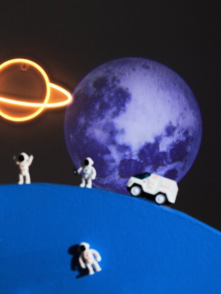 Sinsay - LED projektor s vyměnitelnými filtry s motivem planet - černá