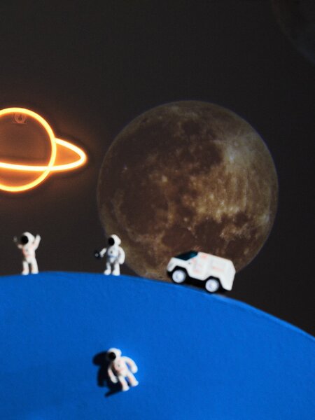 Sinsay - LED projektor s vyměnitelnými filtry s motivem planet - černá