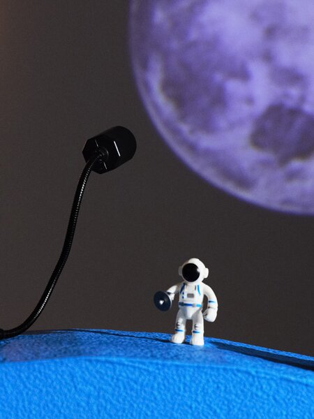 Sinsay - LED projektor s vyměnitelnými filtry s motivem planet - černá