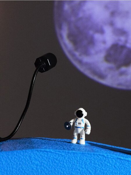 Sinsay - LED projektor s vyměnitelnými filtry s motivem planet - černá