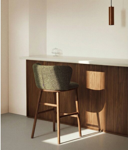 Tmavě zelená čalouněná barová židle (výška sedáku 65 cm) Ciselia – Kave Home