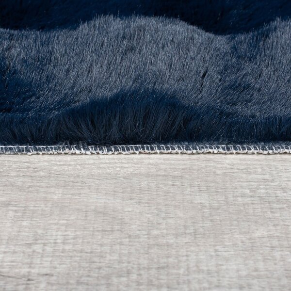 Tmavě modrá syntetická kožešina 80x150 cm Waffle Faux Fur – Flair Rugs