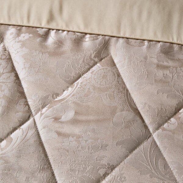Béžový damaškový prošívaný přehoz 240x260 cm Damask Jacquard – Catherine Lansfield