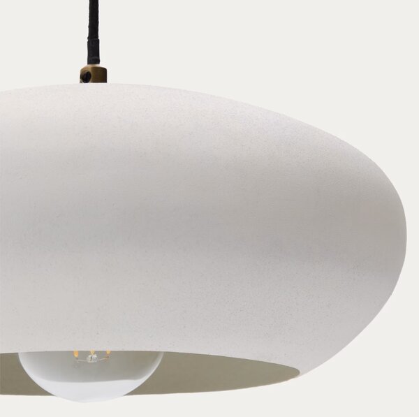 Bílé kovové závěsné světlo Kave Home Inda 30 cm