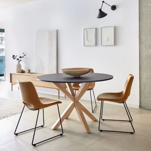 Černý lakovaný jídelní stůl Kave Home Argo 120 cm s přírodní kovovou podnoží