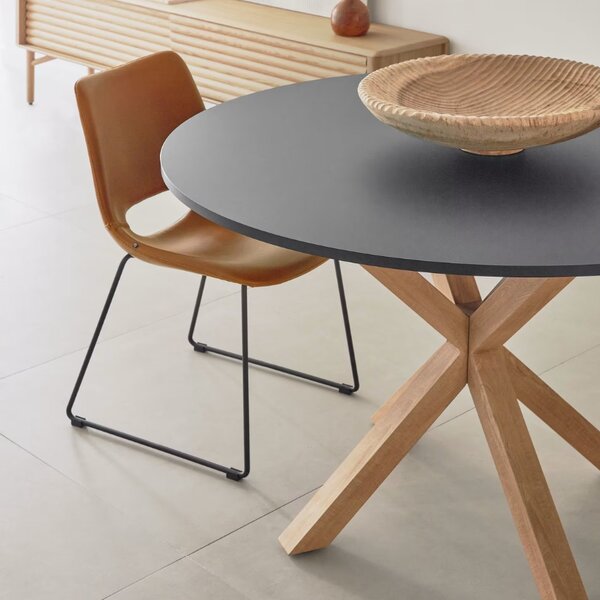 Černý lakovaný jídelní stůl Kave Home Argo 120 cm s přírodní kovovou podnoží