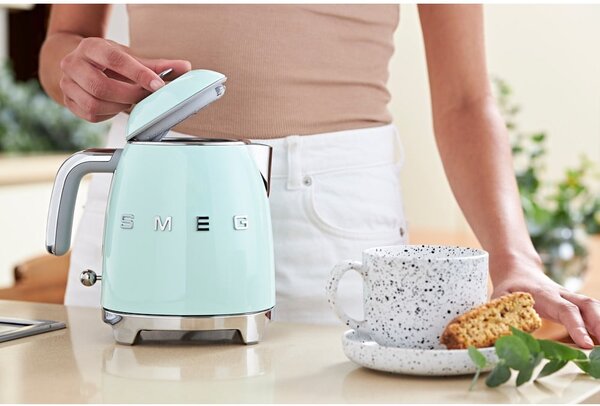 Světle zelená rychlovarná konvice z nerezové oceli 800 ml Retro Style – SMEG