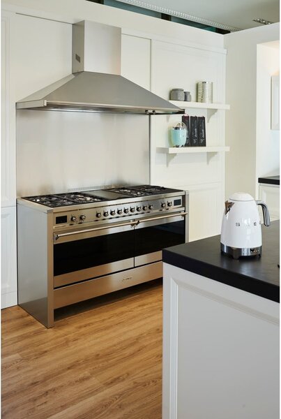 Bílá rychlovarná konvice z nerezové oceli 1,7 l Retro Style – SMEG