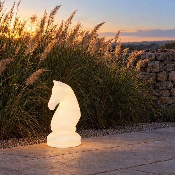 Lucande LED stojací lampa Gambi, šachová figurka – jezdec, IP44, stmívatelný, Bílá / opál, Plast, Design