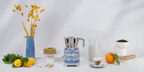 Smeg MFF01DGBEU Napěňovač mléka D&G Blu Mediterraneo