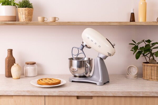 Smeg SMF04CREU Mixér 50's Style II krémový