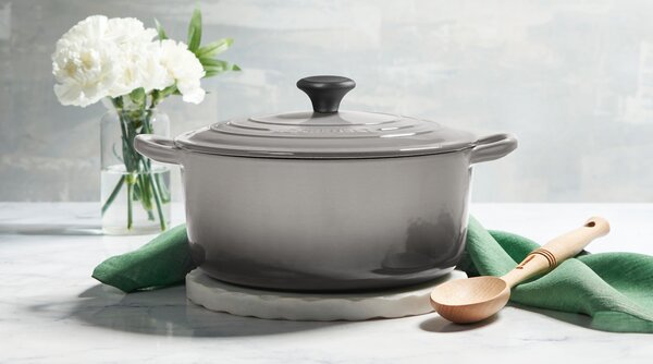 Le Creuset 25001245412463 Pekáč Signature kulatý, 24 cm, světle šedý