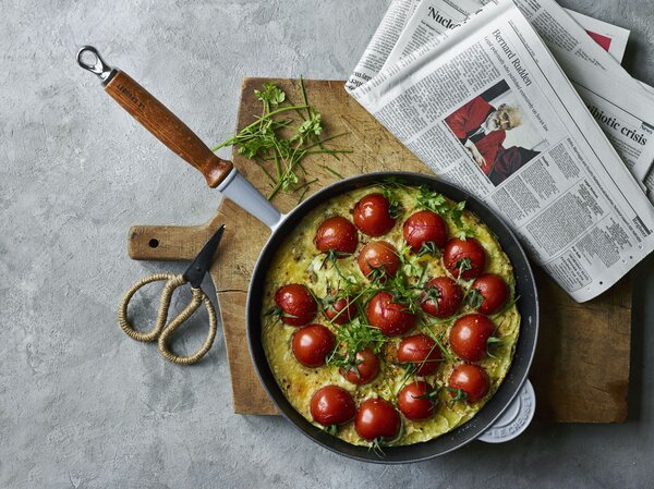 Le Creuset 20058285410460 Pánev Signature s rukojetí 28 cm, světle šedá