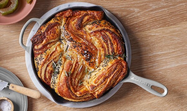 Le Creuset 20182265410422 Pánev Signature na smažení a servírování, 26 cm, světle šedá