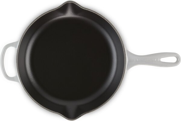 Le Creuset 20182265410422 Pánev Signature na smažení a servírování, 26 cm, světle šedá