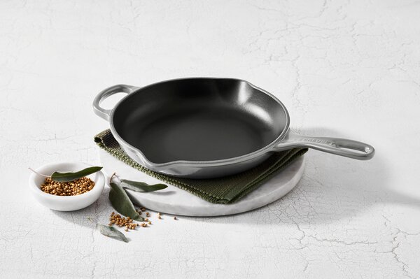 Le Creuset 20182265410422 Pánev Signature na smažení a servírování, 26 cm, světle šedá