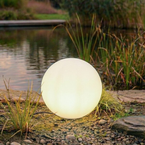 Lindby kulová lampa Valyra, Ø 50 cm, IP54, zemní kolík, Bílá / opál, Plast, Moderní