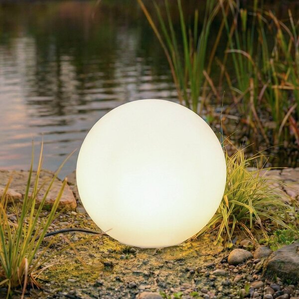 Lindby kulová lampa Valyra, Ø 40 cm, IP54, zemní hrot, Bílá / opál, Plast, Moderní