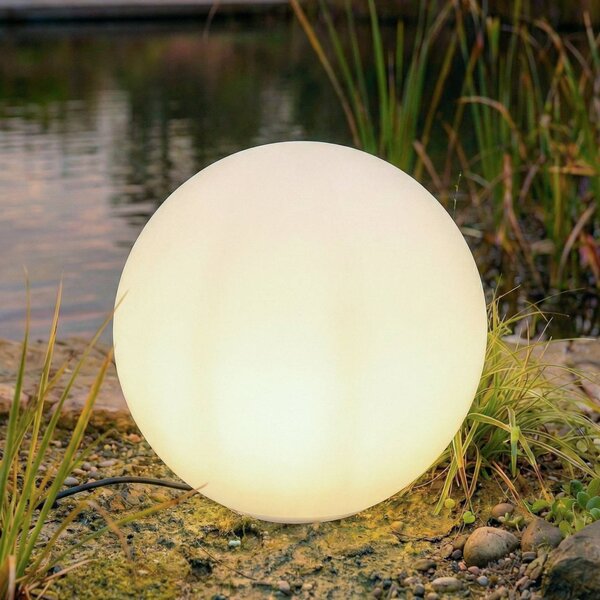 Lindby kulová lampa Valyra, Ø 50 cm, IP54, zemní kolík, Bílá / opál, Plast, Moderní