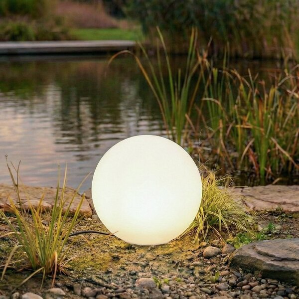Lindby kulová lampa Valyra, Ø 40 cm, IP54, zemní hrot, Bílá / opál, Plast, Moderní