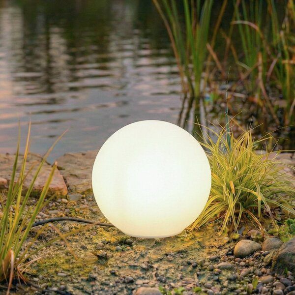 Lindby kulová lampa Valyra, Ø 30 cm, IP54, zemní hrot, Bílá / opál, Plast, Moderní