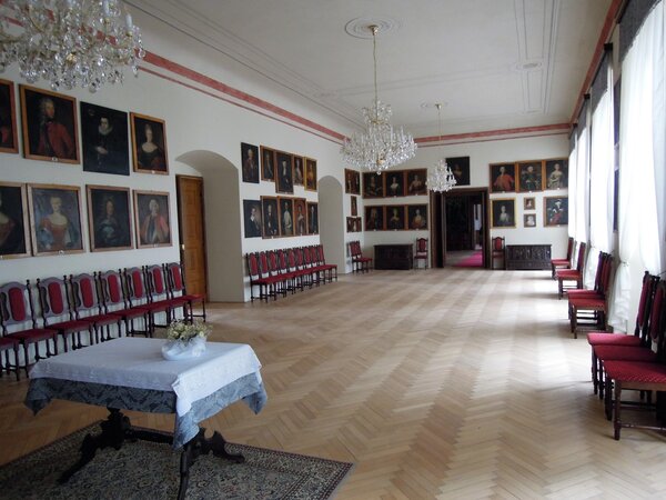 18-ti plamenný vysoký Tereziánský lustr s křišťálovými vachtlemi I. 14901-19-VI