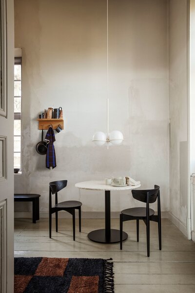 Ferm Living 1104265691 Věšák na liště s policí Place M přírodní dub