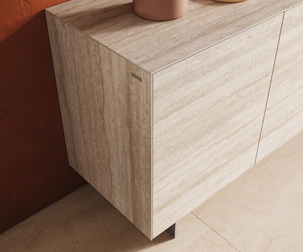DELIFE Komoda Cuor 150 cm keramika Laminam® Travertino Bianco krémově bílá 3 dvířka podnož závěsná nerezová ocel
