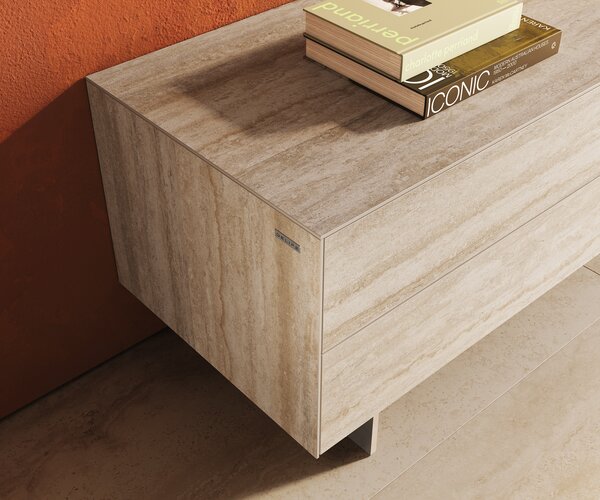 DELIFE TV stolek Cuor 180 cm keramika Laminam® Travertino Bianco krémově bílá 1 výklopná dvířka 2 zásuvky podnož závěsná nerezová ocel