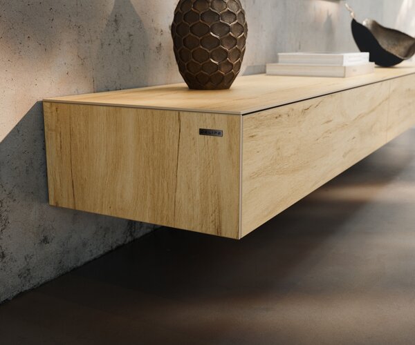 DELIFE TV stolek Cuor 250 cm keramika Laminam® Sabbia dubová 1 výklopná dvířka 1 zásuvka podnož závěsná nerezová ocel