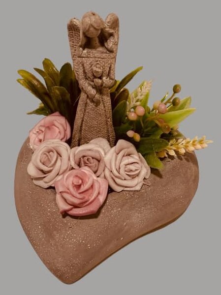 Aranžmá - andělka s kytičkou v betonovém srdíčku, v.14cm