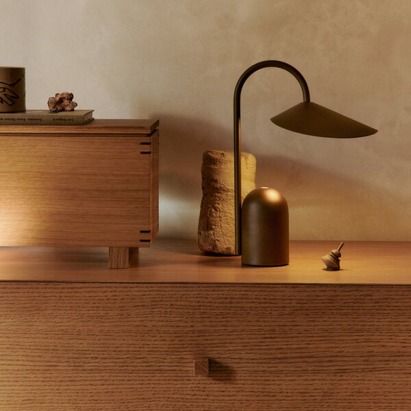 FERM LIVING Přenosná lampa Arum, Dark Chocolate