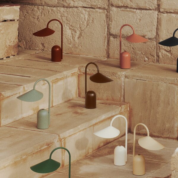 FERM LIVING Přenosná lampa Arum, Dark Chocolate